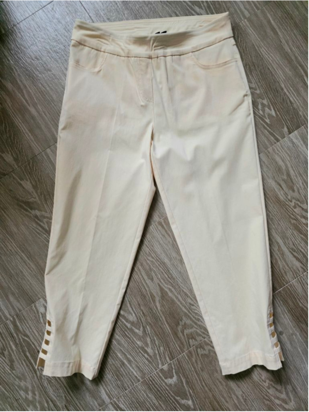 Women's Slim-Sation light yellow Capris Size 10
